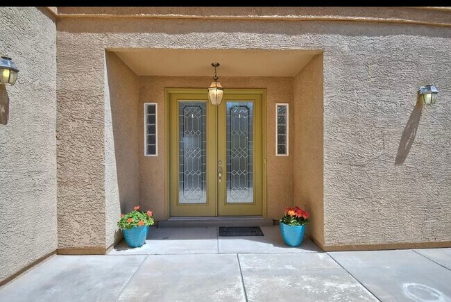 Building Photo - COMING SOON Large 5 Bedroom home with loft...