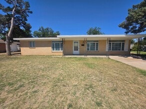 Building Photo - Spacious Home, Pets welcome