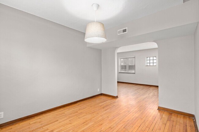 Building Photo - 5823 Lindenwood Ave