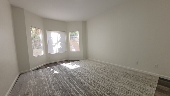 Building Photo - River Colony townhome - centrally located