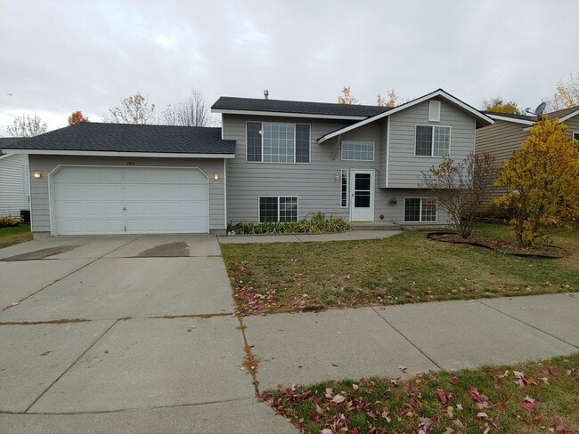 Primary Photo - Large 3/2 in the Singing Hills Neighborhoo...