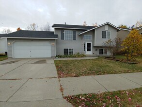 Building Photo - Large 3/2 in the Singing Hills Neighborhoo...