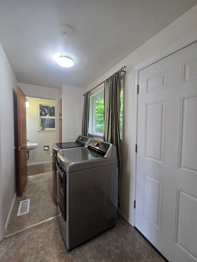 Building Photo - Beautiful 3 bedroom on large lot.