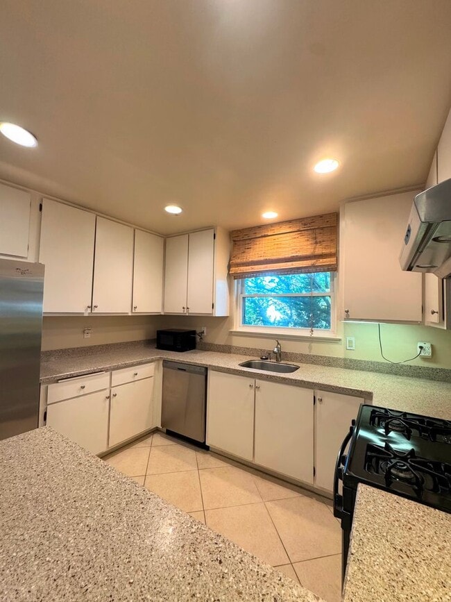 Building Photo - 4BR SFR w/ 2-Car Garage, RV Parking & Big Yard in Rocklin