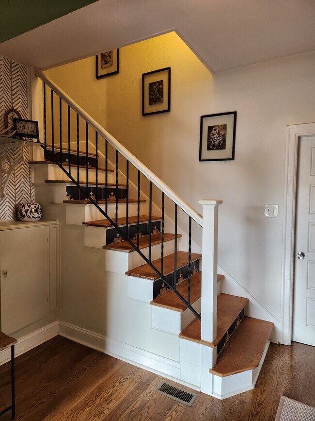 Building Photo - Victorian Style Home Rent Ready!!