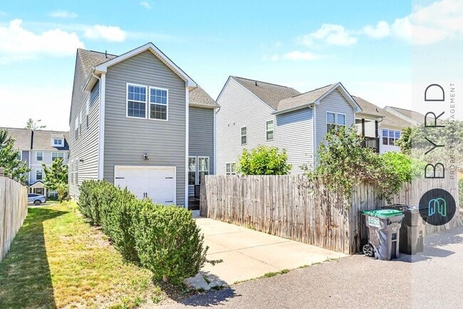 Building Photo - 16921 Thornapple Run