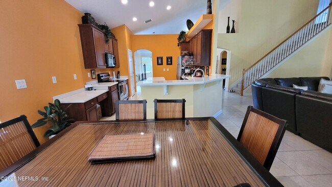 Building Photo - 8247 Hedgewood Dr