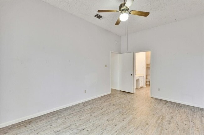 Building Photo - 2103 Castle View Dr