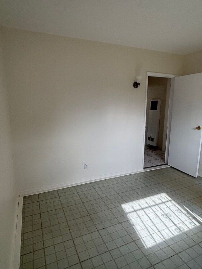 Building Photo - 2400 E 130th St