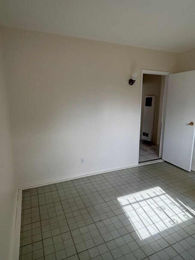 Building Photo - Spacious 3 bedroom available now!