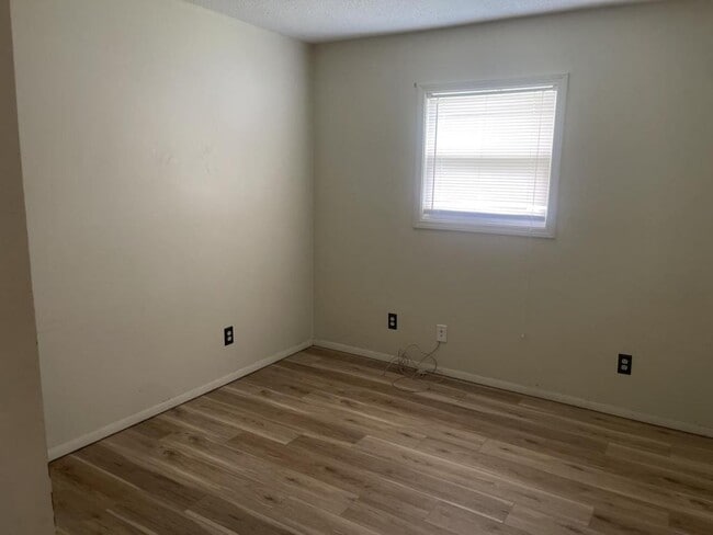 Building Photo - 1005 N Whitman Dr