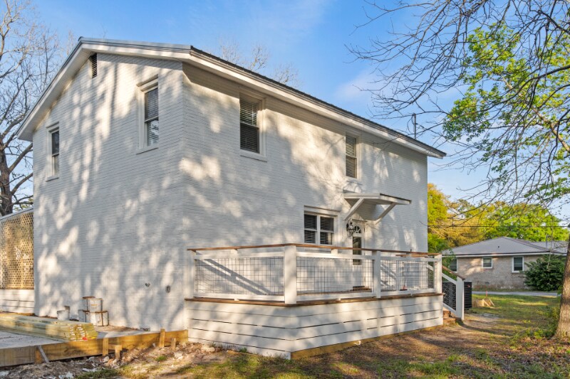 Building Photo - 405 Pine Ave
