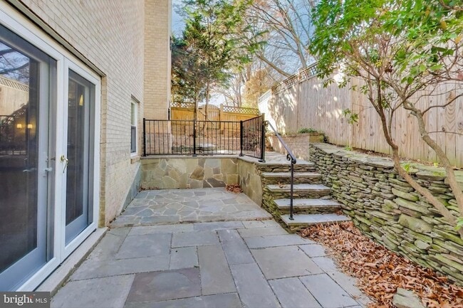 Building Photo - 4001 N Ridgeview Rd