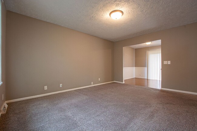 Building Photo - Split Entry 3 Bedroom / 1.5 Bath Home