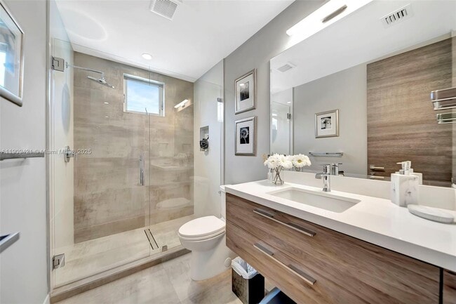 Building Photo - 544 N Victoria Park Rd