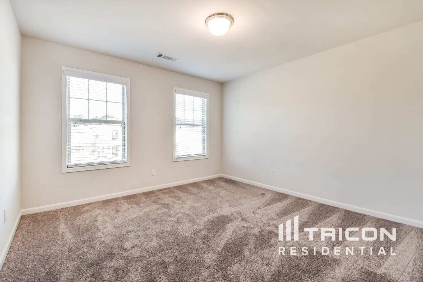 Building Photo - 4000 Bella View Ln