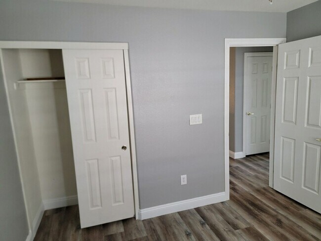 Building Photo - 3 Bedroom Townhouse with a backyard