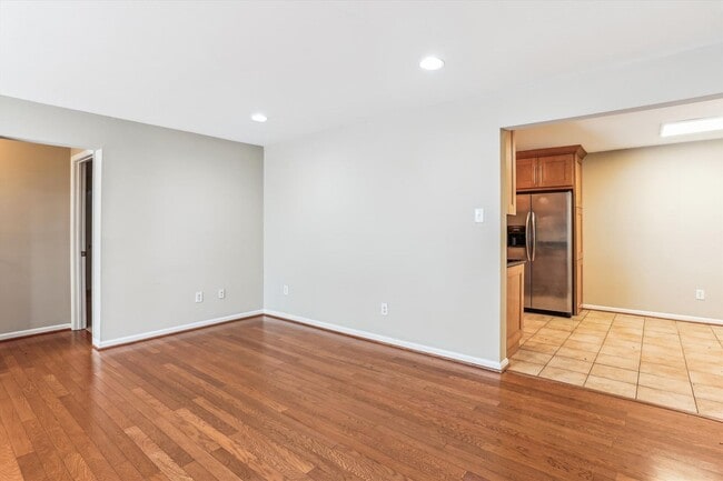 Building Photo - Lovely 2br/1bth ground level condo, close ...