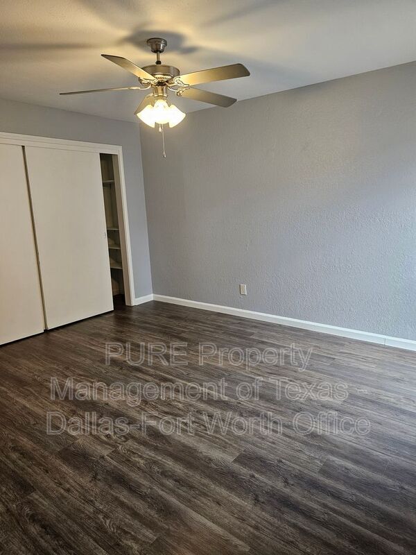 Building Photo - 806 Castleglen Dr