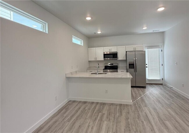 Building Photo - 851 Reading RR Ln