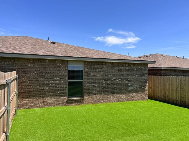 Building Photo - 405 E 21st St