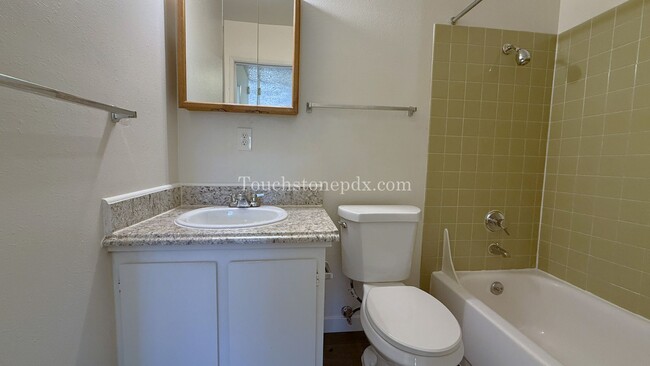 Building Photo - Charming 1-Bedroom Apartment in the Heart ...