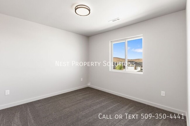 Building Photo - 370 Ivy St NE