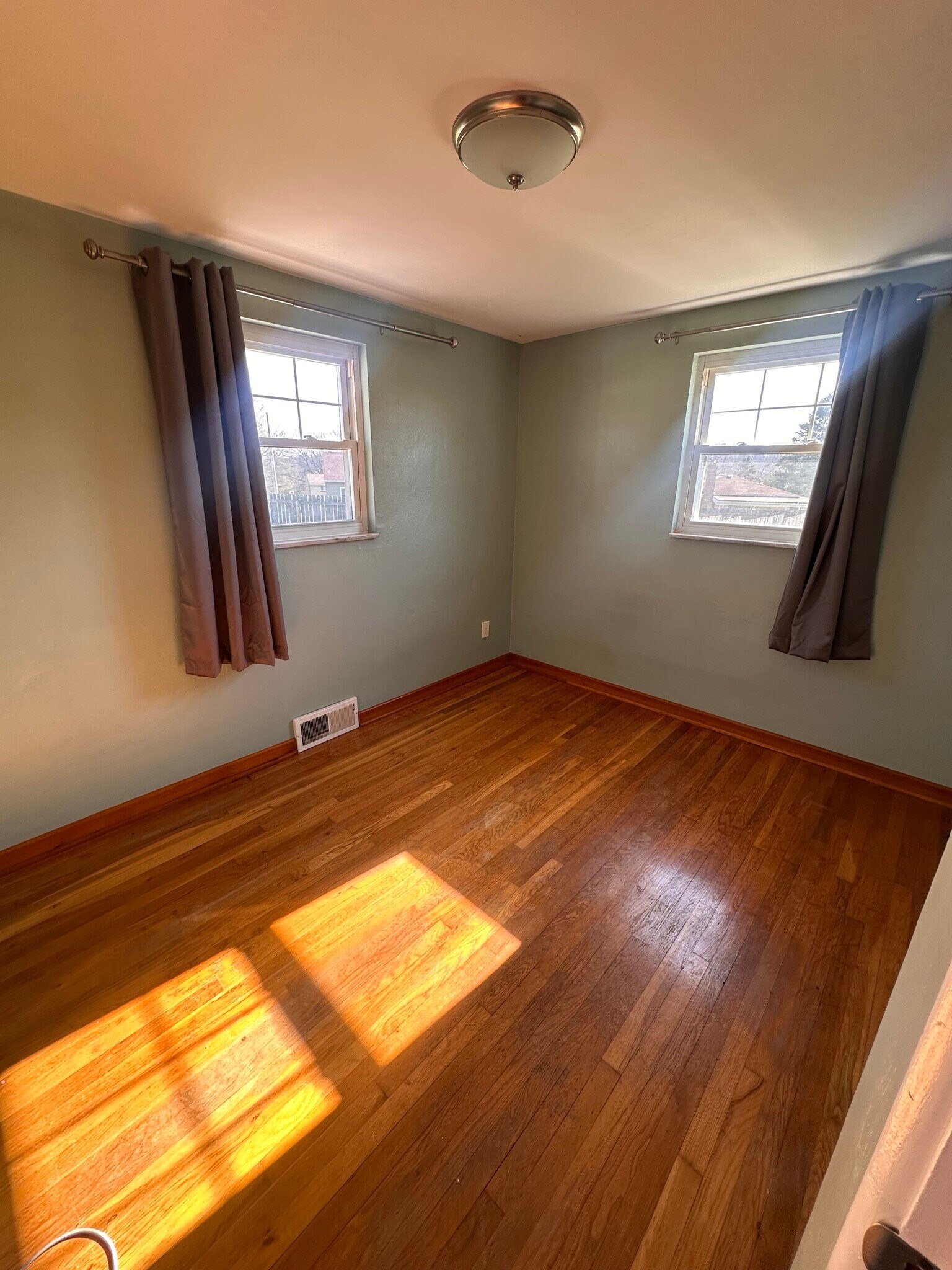 Building Photo - 206 Valley Vale Dr