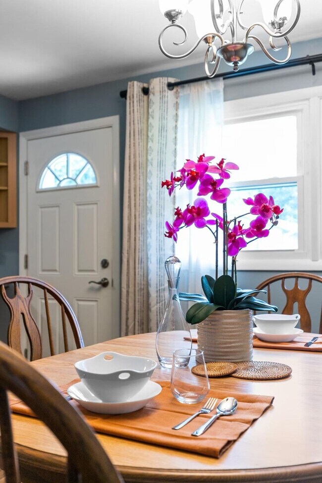 Building Photo - 733 W 4th St