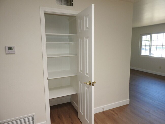 Building Photo - Large 3bd