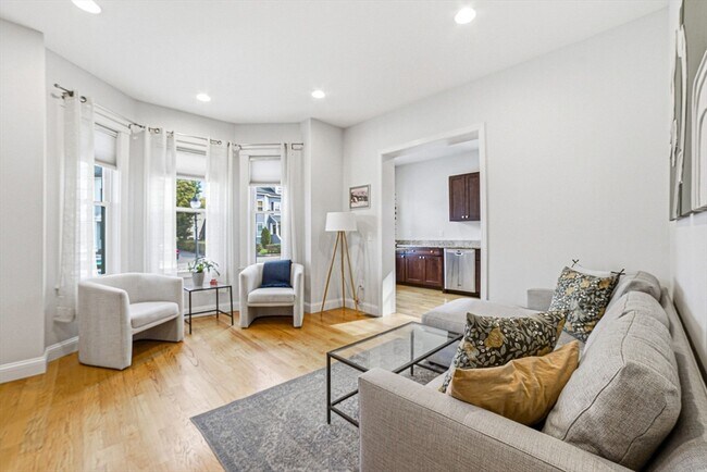 Building Photo - 659 Moody St