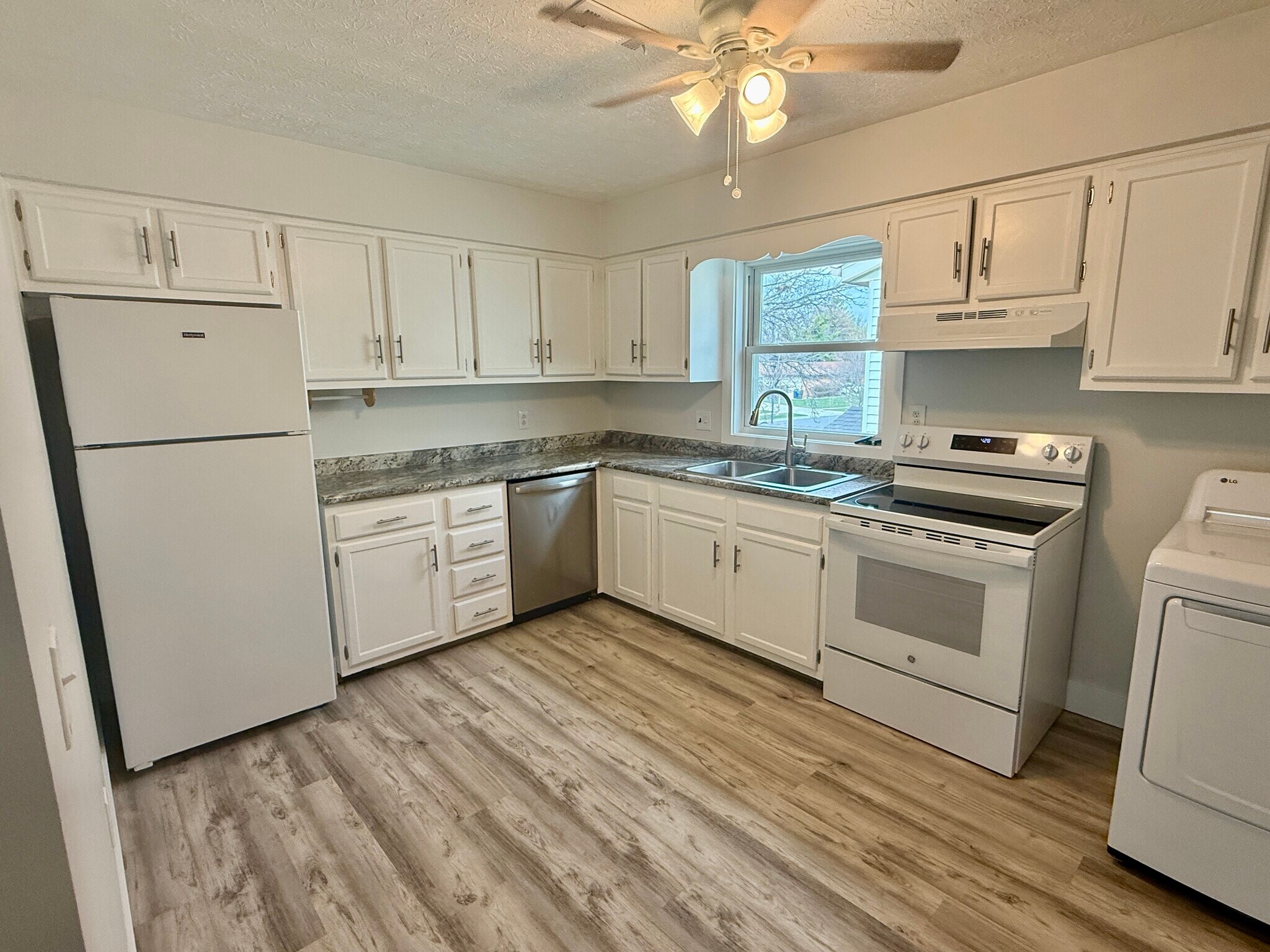 Building Photo - 6274 Sweetwater Ct