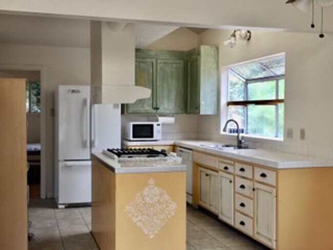 Building Photo - Light-Filled 3bedroom/2bath Near Highway &...