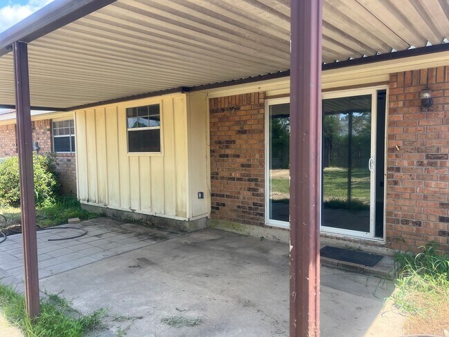 Building Photo - 2101 Peach St