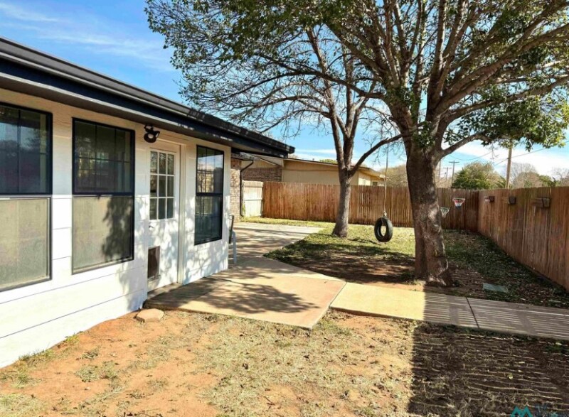 Building Photo - 413 Rosewood Dr