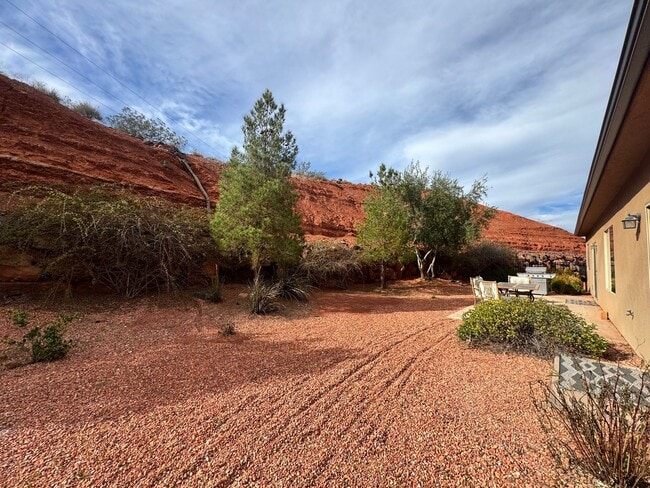 Building Photo - Short Term Fully Furnished Rental! Available May 1st - October 31st!