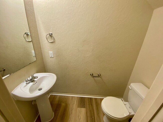 Building Photo - It's a Beauty ~ Great Location ~ 3/2.5 ~ M...