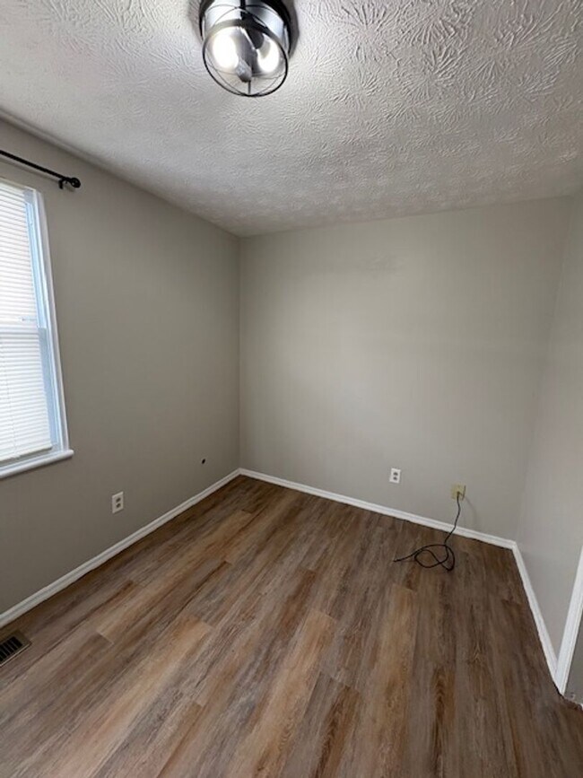 Building Photo - 3 Bedroom, 1 1/2 Bath Home in Huber Heights