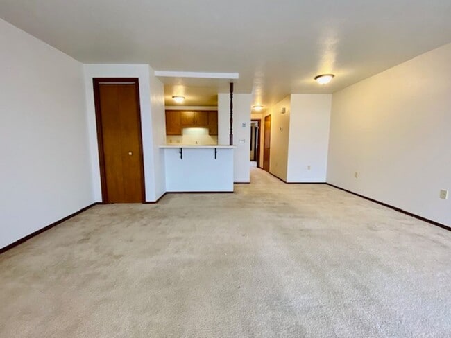 Building Photo - Cozy 1 Bedroom 1 Bath Lower Apartment W/Garage & Coin-Op Laundry!