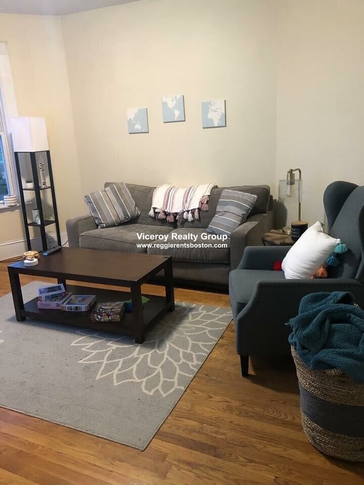 Building Photo - 861 E 1st St