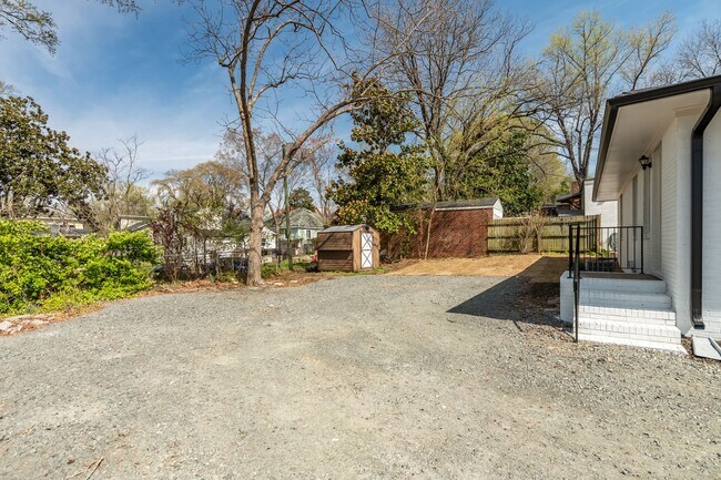 Building Photo - Newly Renovated Ranch-style Home