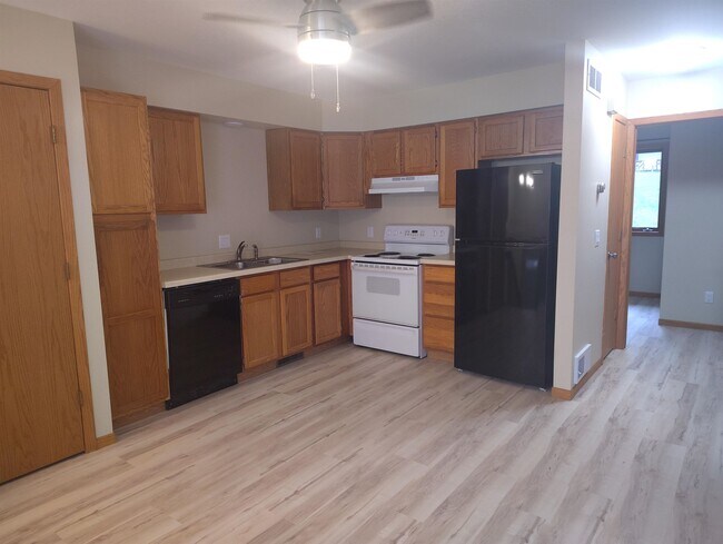 Building Photo - 701 Iroquois Ct