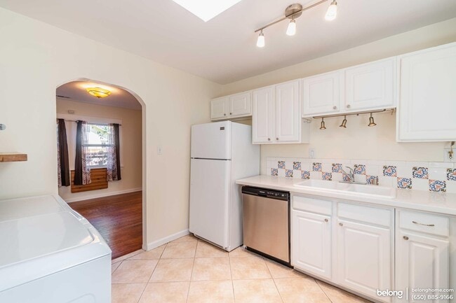 Building Photo - 2400 Bonar St