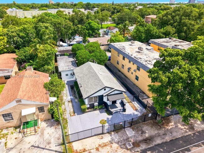 Building Photo - 119 NE 56th St
