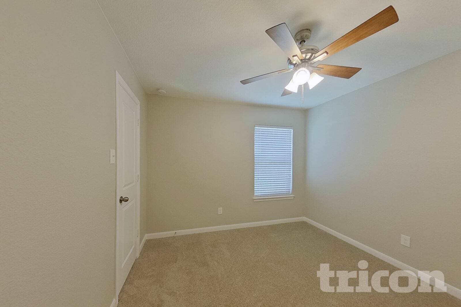 Building Photo - 1214 Cres View Dr