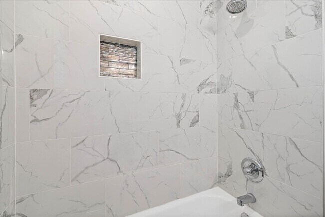 Building Photo - Three Bedroom Cottage in Country Club Village