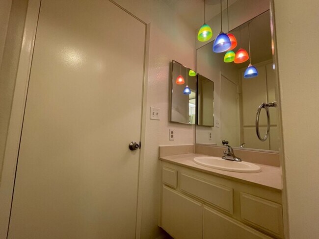 Building Photo - SHERMAN OAKS!!!: FANTASTIC 2 BEDROOM + 1 1...