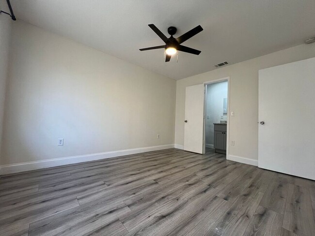 Building Photo - 310 E Tomlin St