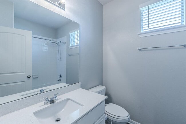 Building Photo - 225 Baum Dr