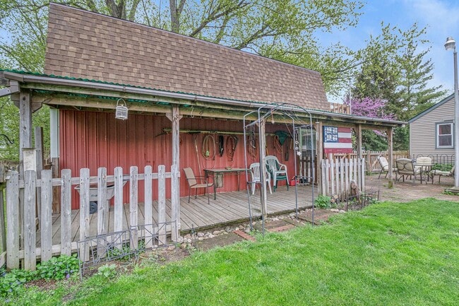 Building Photo - Charming, remodeled 2-Bed/1-Bath  ranch style home with enclosed yard and garage with bonus stora...